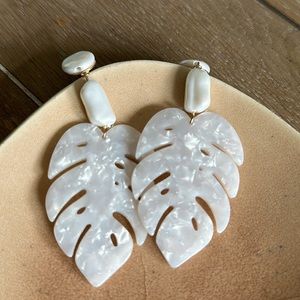 Gorgeous Zara resort pearlescent white faux pearl & palm leaf post earrings nwot